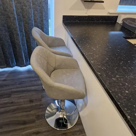 Spacious Luxurious Serviced 4