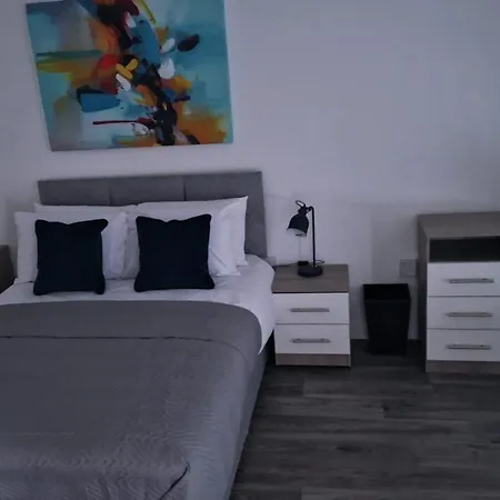 Guest house Spacious Luxurious Serviced 4 *