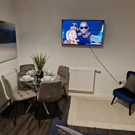Spacious Luxurious Serviced 4 Guest house