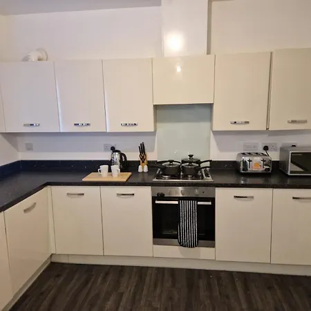 Spacious Luxurious Serviced 4 *