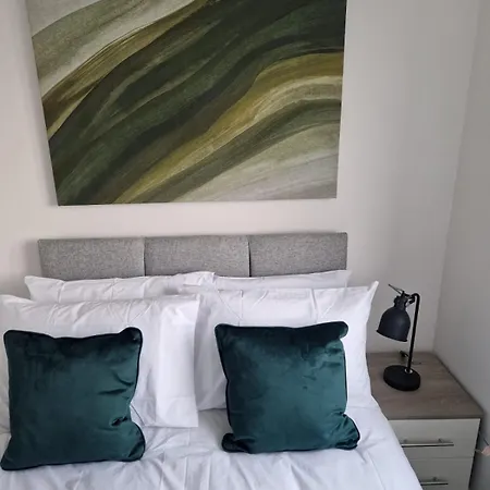 Spacious Luxurious Serviced 4 *