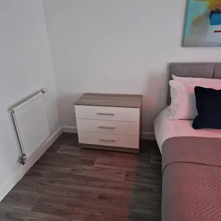 Spacious Luxurious Serviced 4 *
