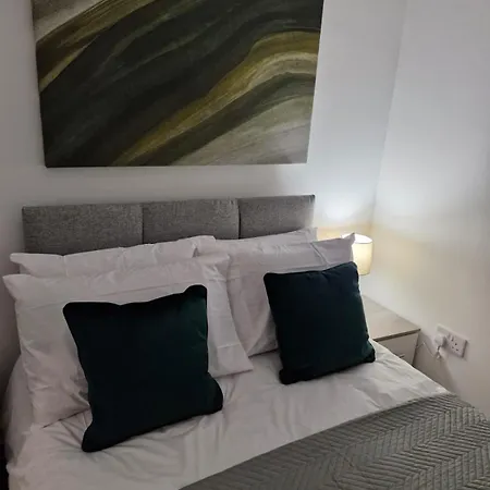 Spacious Luxurious Serviced 4 *